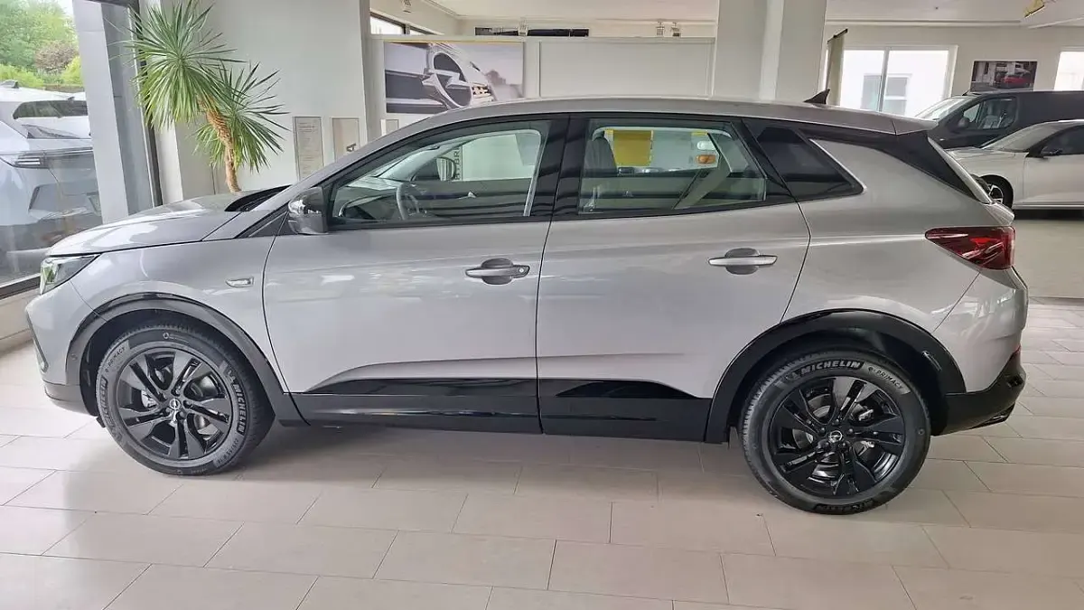 Gebraucht Opel Grandland X 136 PS (100 kW) 2024 Quarzsilber SUV