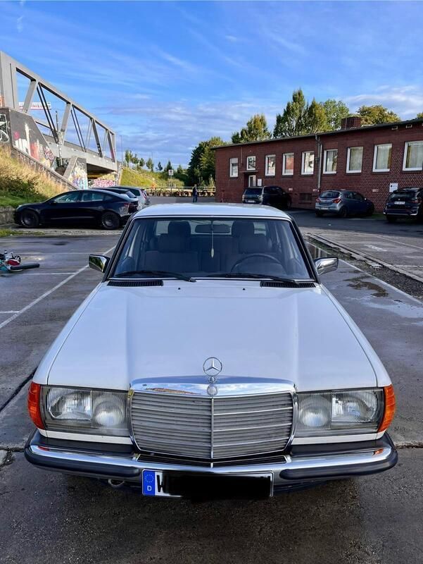 Weiß Gebraucht 1983 Mercedes E200 Limousine | 5.350 € - Bild 1/4