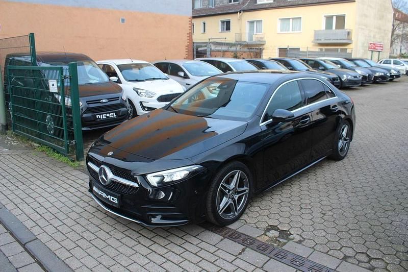 Schwarz Gebraucht 2019 Mercedes A200 AMG line Limousine | 22.850 € (Fairer Preis) - Bild 1/4