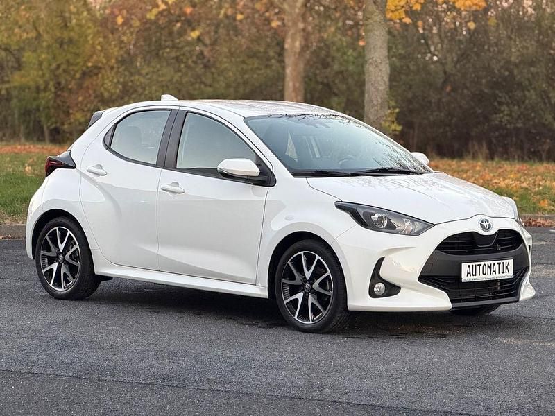 Weiß Gebraucht 2023 Toyota Yaris Hybrid Business Edition Limousine | 16.990 € (Superpreis) - Bild 1/4