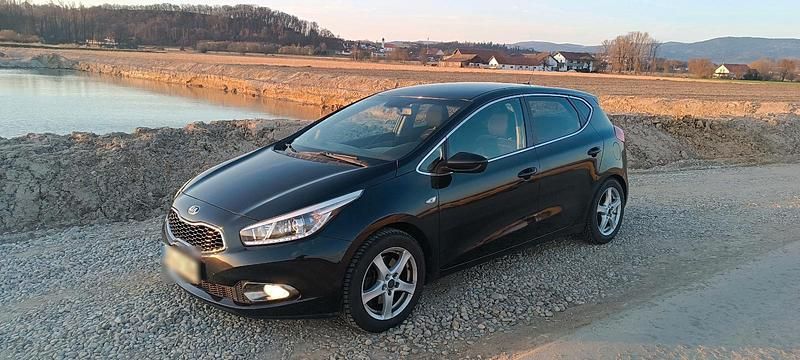 Gebraucht Kia Ceed 100 PS (73 kW) 2015 Schwarz Kleinwagen