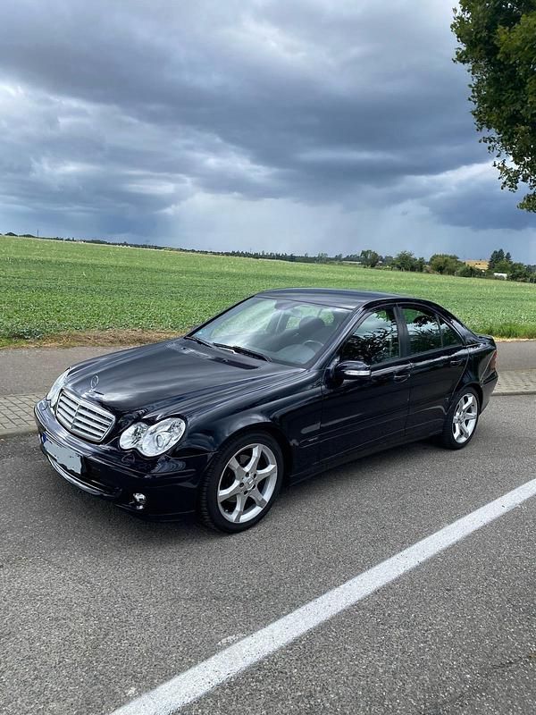 Blau Gebraucht 2006 Mercedes C180 Limousine | 8.999 € - Bild 1/4