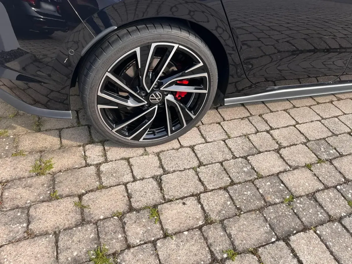 Second-hand VW Golf VIII Black Edition 245 CP (180 kW) 2022 Negru Hatchback