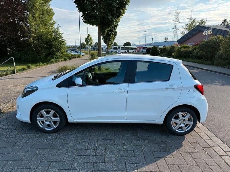 Gebraucht Toyota Yaris Comfort 69 PS (50 kW) 2015 Weiß Limousine