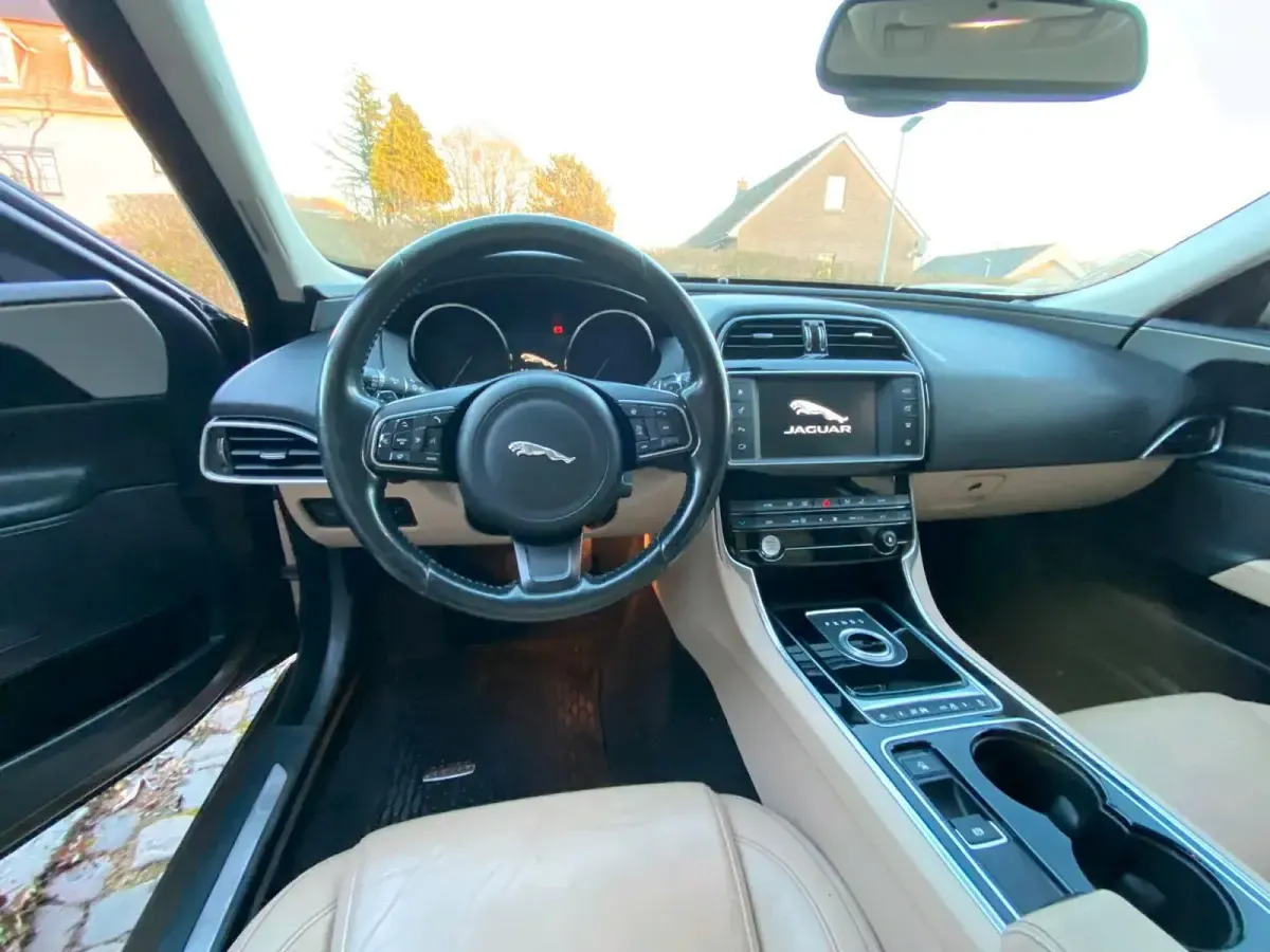 Gebraucht Jaguar XE 180 PS (132 kW) 2015 Beige Limousine