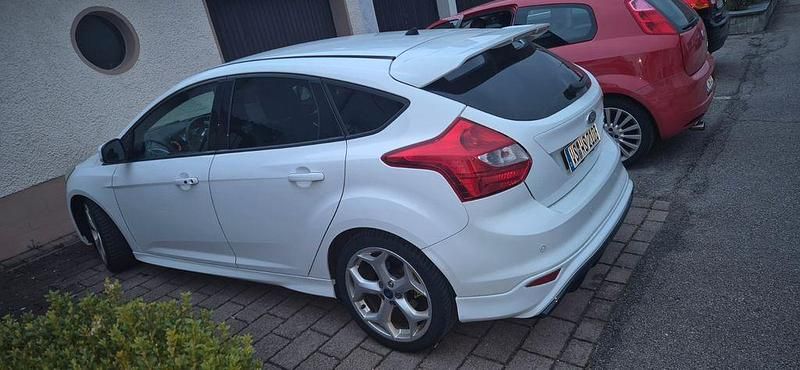 Gebraucht Ford Focus Sport 250 PS (183 kW) 2013 Weiß Limousine