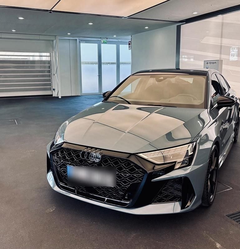 Grau Gebraucht 2025 Audi RS3 Comfort Kleinwagen | 67.000 € (Fairer Preis) - Bild 1/4