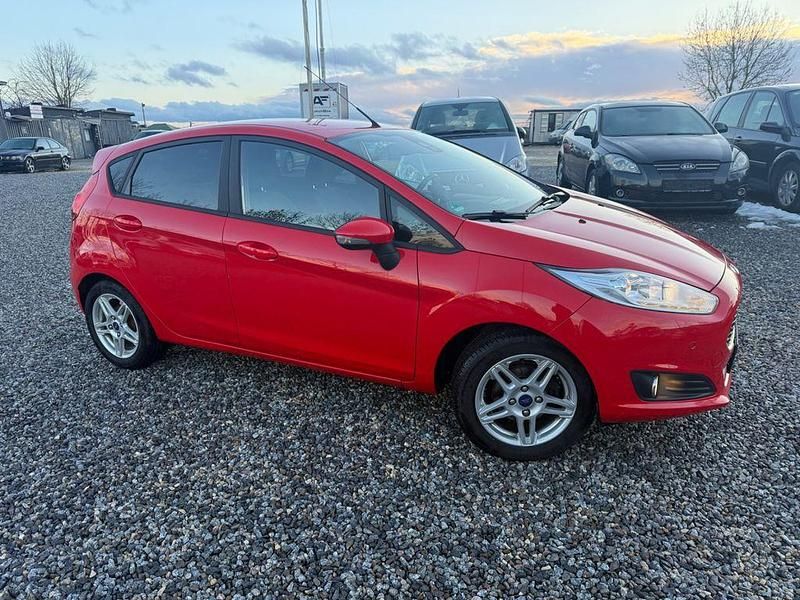 Gebraucht Ford Fiesta Trend 101 PS (74 kW) 2017 Rot Limousine