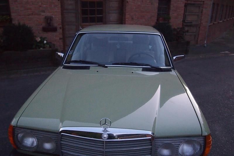 Gebraucht Mercedes 200 94 PS (69 kW) 1979 Grün Limousine