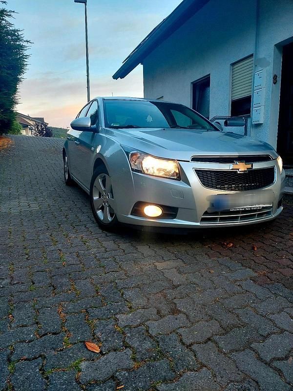 Silber Gebraucht 2012 Chevrolet Cruze LTZ Kleinwagen | 5.799 € (Fairer Preis) - Bild 1/4