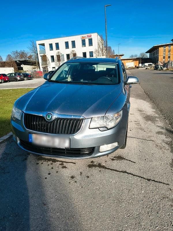 Grau Gebraucht 2010 Skoda Superb Kombi | 5.100 € (Fairer Preis) - Bild 1/4