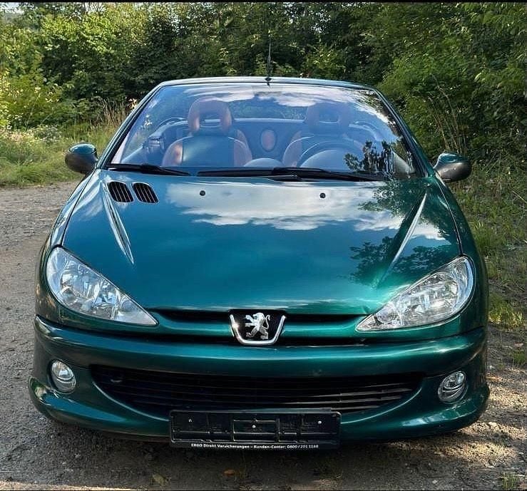 Grün Gebraucht 2002 Peugeot 206 CC Roland Garros Cabrio | 2.200 € (Fairer Preis) - Bild 1/4