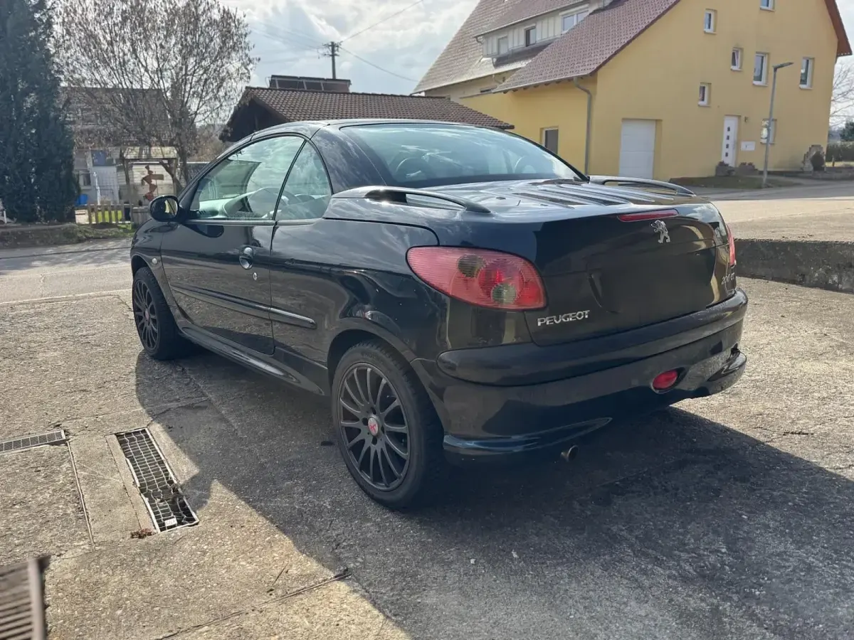 Gebraucht Peugeot 206 CC 109 PS (80 kW) 2004 Schwarz Cabrio