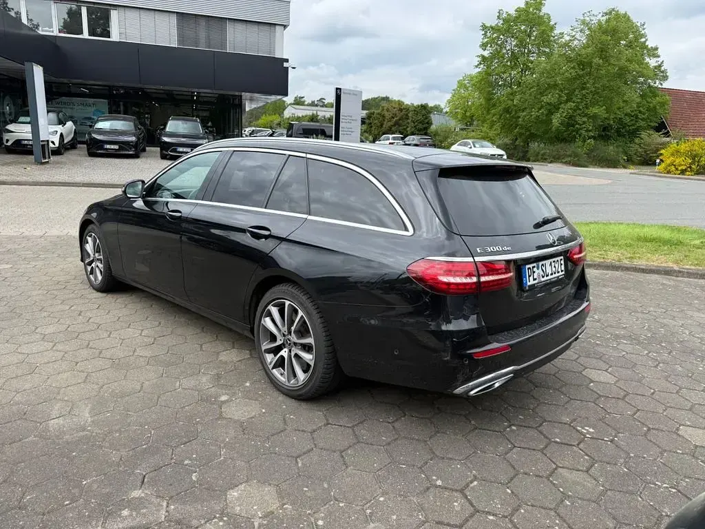 Second-hand Mercedes E300 Avantgarde 306 CP (225 kW) 2023 Negru Berlinǎ