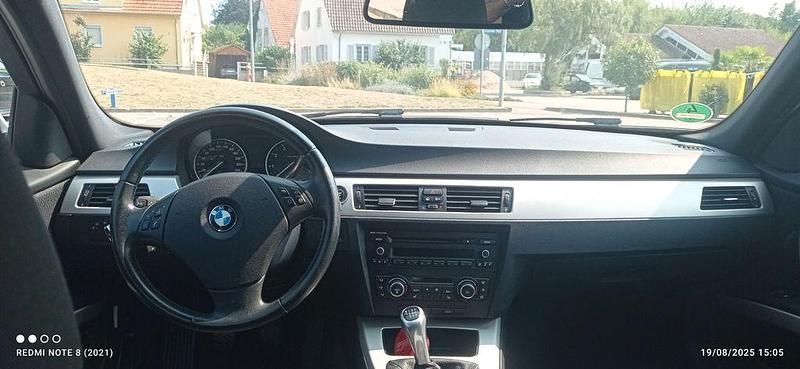 Weiß Gebraucht 2011 BMW 320 Lifestyle Limousine | 7.900 € (Etwas zu teuer) - Bild 1/4