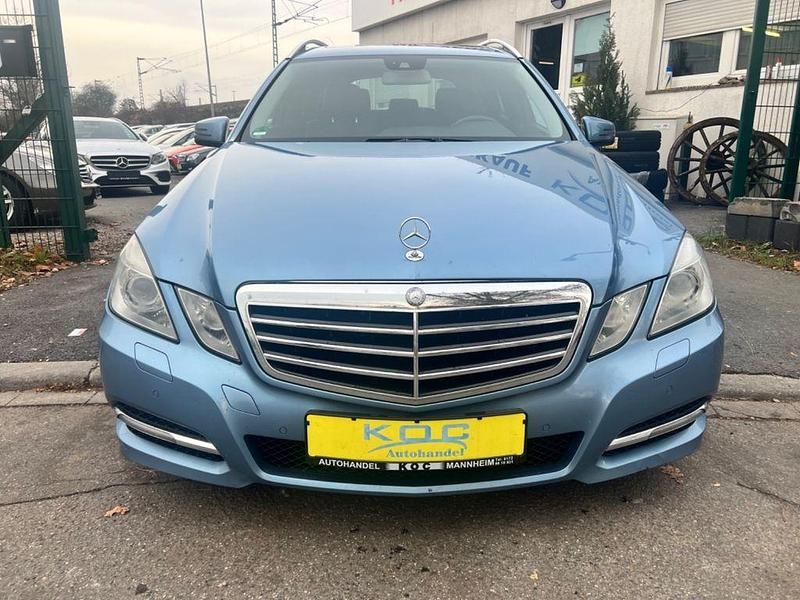 Gebraucht Mercedes E220 170 PS (125 kW) 2010 Blau Kombi