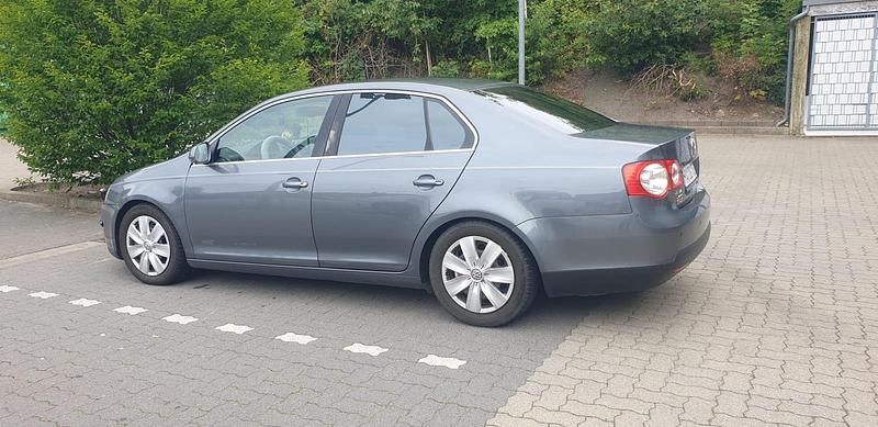 Grau Gebraucht 2007 VW Jetta Limousine | 3.300 € (Teuer) - Bild 1/4
