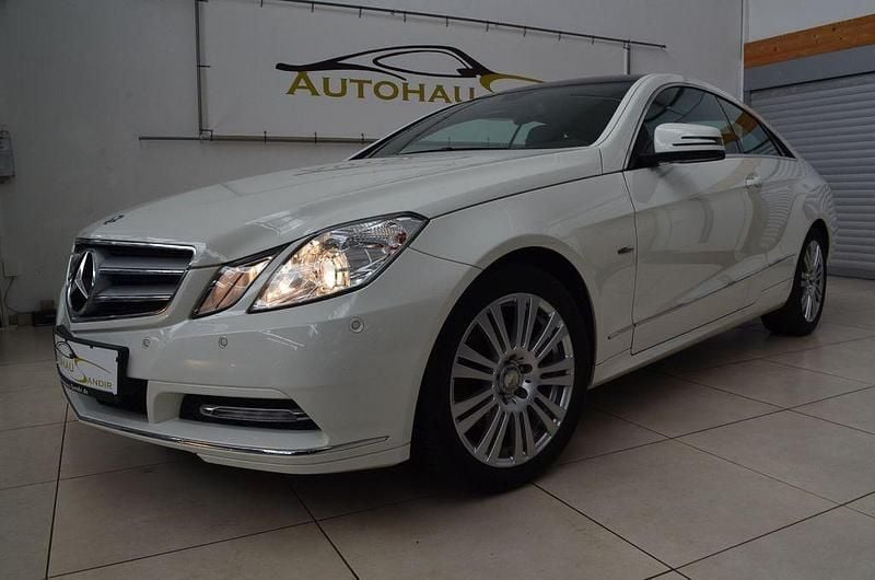 Weiß Gebraucht 2012 Mercedes E200 Coupé | 13.990 € (Fairer Preis) - Bild 1/4