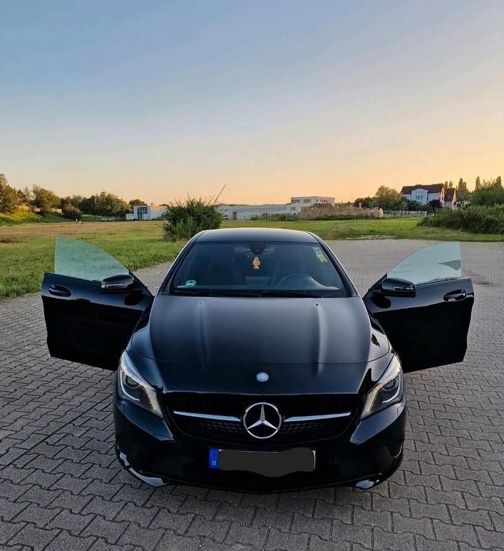 Schwarz Gebraucht 2015 Mercedes CLA250 Limousine | 16.000 € (Superpreis) - Bild 1/4