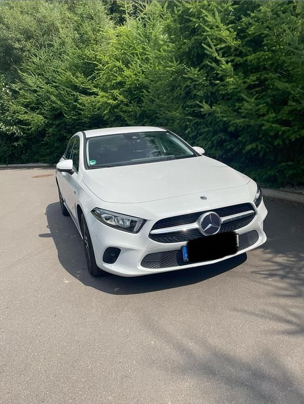 Weiß Gebraucht 2021 Mercedes A250 Kleinwagen | 23.999 € (Guter Preis) - Bild 1/4