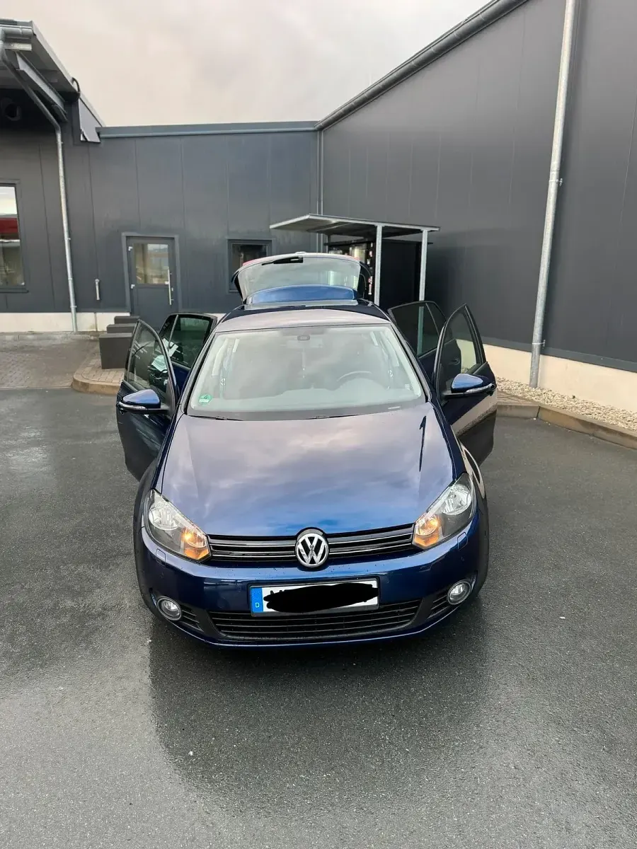 Gebraucht VW Golf VI Team 105 PS (77 kW) 2010 Blau Kleinwagen