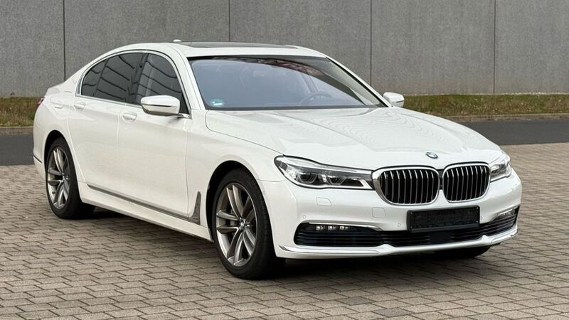 Weiß Gebraucht 2015 BMW 750 Sport Line Limousine | 31.850 € (Fairer Preis) - Bild 1/4