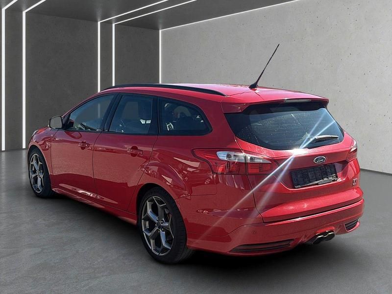 Second-hand Ford Focus ST 250 CP (183 kW) 2012 Roșu Break
