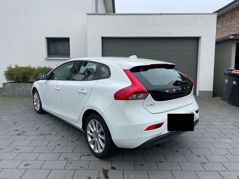 Gebraucht Volvo V40 Kinetic 114 PS (83 kW) 2012 Rot Kleinwagen