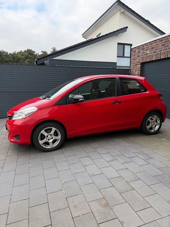 Gebraucht Toyota Yaris 69 PS (50 kW) 2012 Rot Kleinwagen