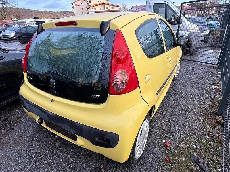 Gebraucht Peugeot 107 68 PS (50 kW) 2010 Gelb Kleinwagen