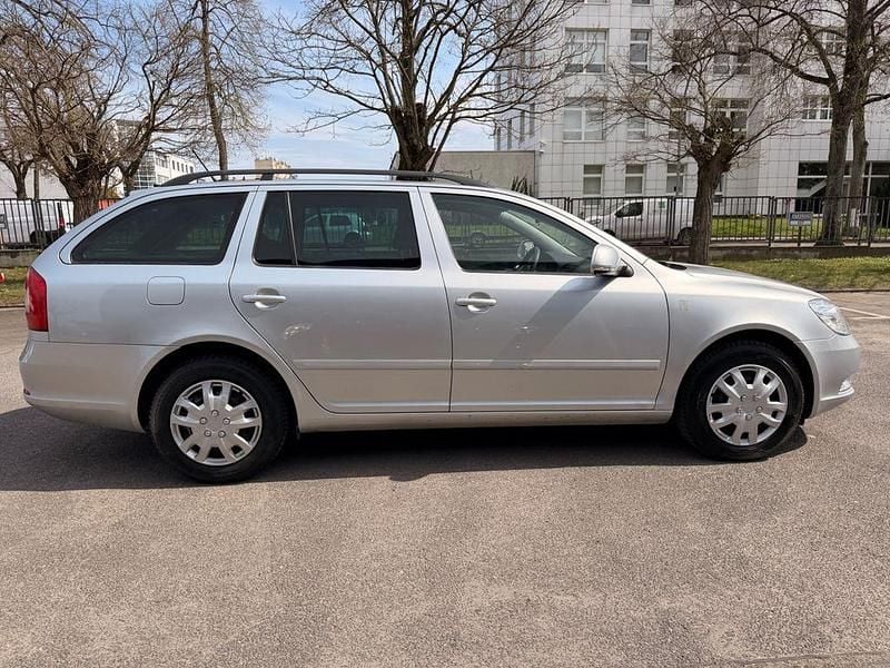 Usado Skoda Octavia 122 HP (89 kW) 2012 Prateado Sedan