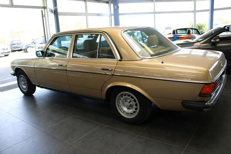 Gebraucht Mercedes E230 136 PS (100 kW) 1982 Gold Limousine