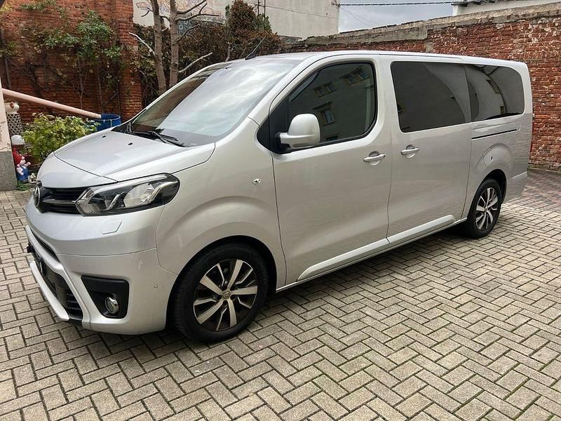 Grau Gebraucht 2018 Toyota Proace Verso Kombi | 19.999 € (Superpreis) - Bild 1/4