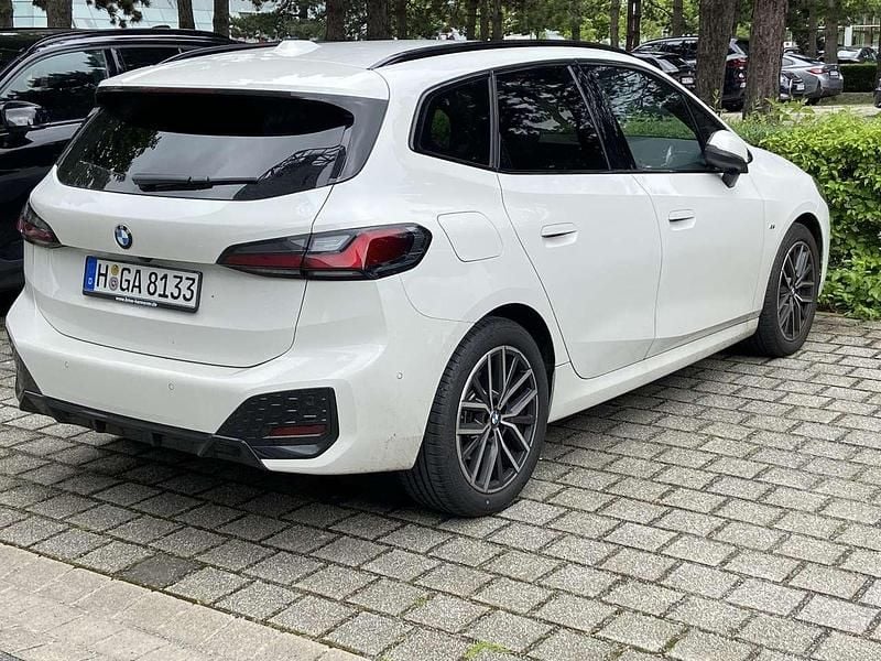 Weiß Gebraucht 2023 BMW 218 Sport Line Kombi | 28.500 € (Fairer Preis) - Bild 1/4