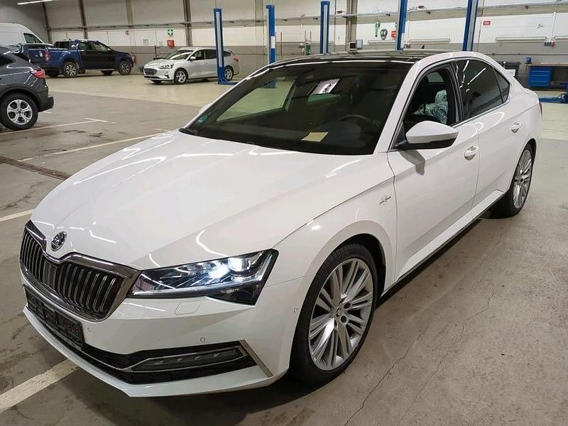 Weiß Gebraucht 2020 Skoda Superb LAURIN & KLEMENT Limousine | 22.950 € (Teuer) - Bild 1/4