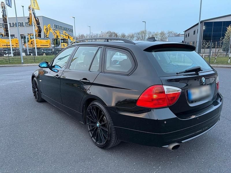 Gebraucht BMW 320 163 PS (119 kW) 2008 Schwarz Kombi