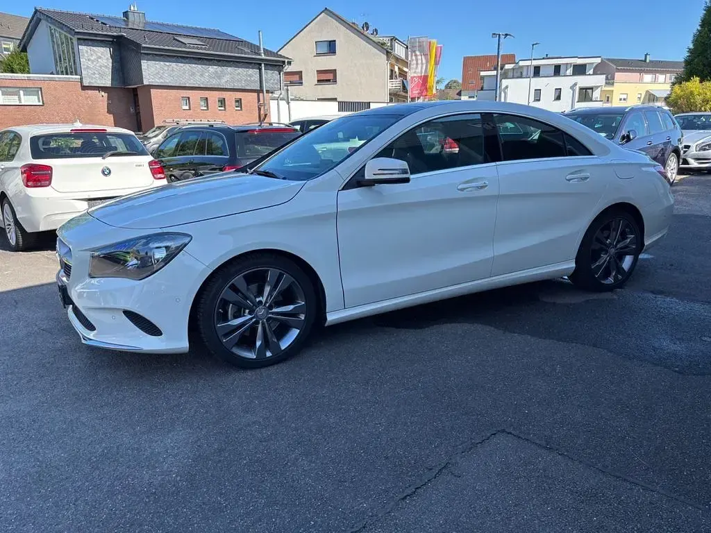 Gebraucht Mercedes CLA180 Urban 122 PS (89 kW) 2016 Weiß Coupé