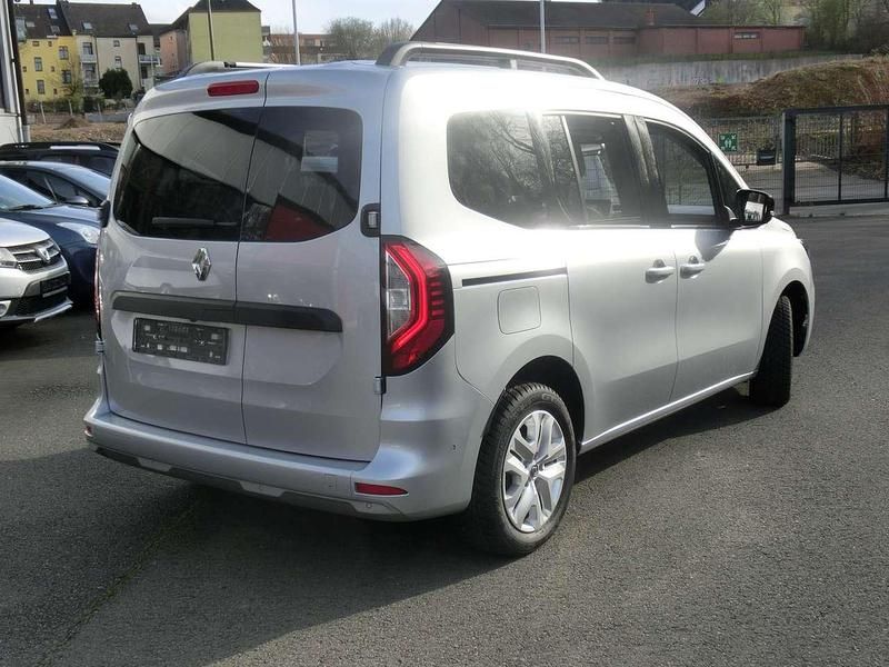 Gebraucht Renault Kangoo Play 131 PS (96 kW) 2023 Silber  grau  metallic Van / Kleinbus