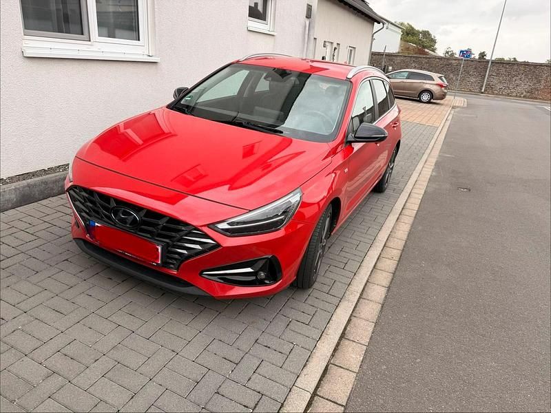 Rot Gebraucht 2021 Hyundai i30 Prime Kombi | 18.499 € (Fairer Preis) - Bild 1/4