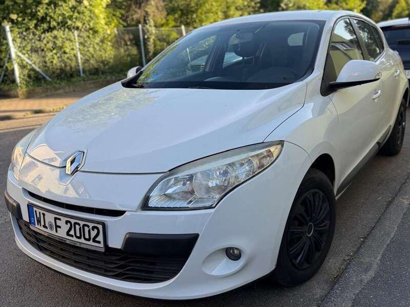 Weiß Gebraucht 2010 Renault Mégane III Limousine | 4.300 € (Fairer Preis) - Bild 1/4