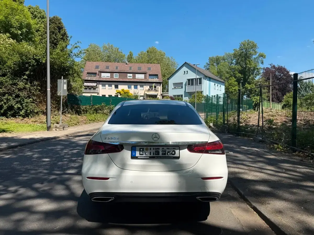 Gebraucht Mercedes E220 200 PS (147 kW) 2022 Weiß Limousine