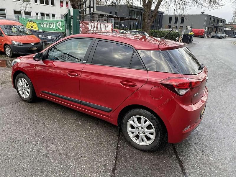 Gebraucht Hyundai i20 Passion 84 PS (61 kW) 2016 Red passion / mic Kleinwagen
