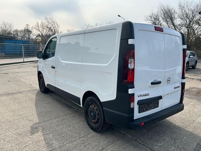 Gebraucht Opel Vivaro 140 PS (102 kW) 2015 Weiß Van / Kleinbus