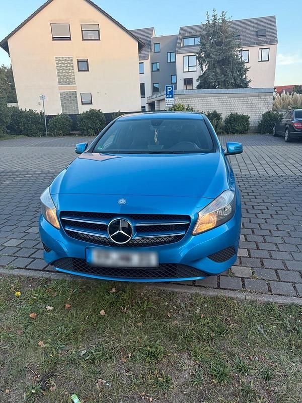 Blau Gebraucht 2013 Mercedes A180 Limousine | 7.800 € (Fairer Preis) - Bild 1/4