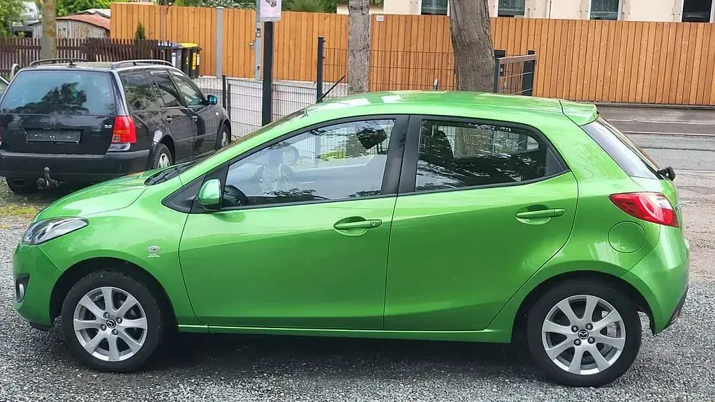 Gebraucht Mazda 2 75 PS (55 kW) 2013 Grün Kleinwagen