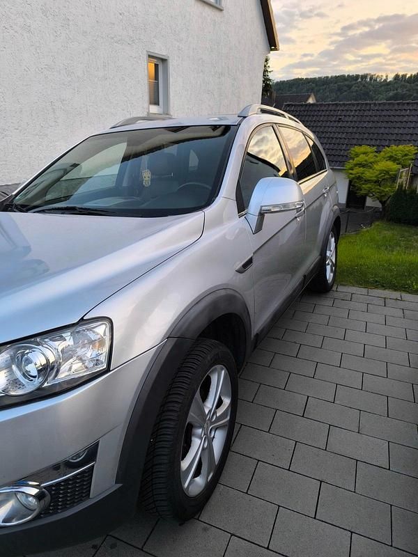 Silber Gebraucht 2012 Chevrolet Captiva SUV | 6.990 € (Superpreis) - Bild 1/4