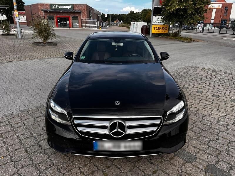 Schwarz Gebraucht 2018 Mercedes E220 Limousine | 19.900 € (Superpreis) - Bild 1/4