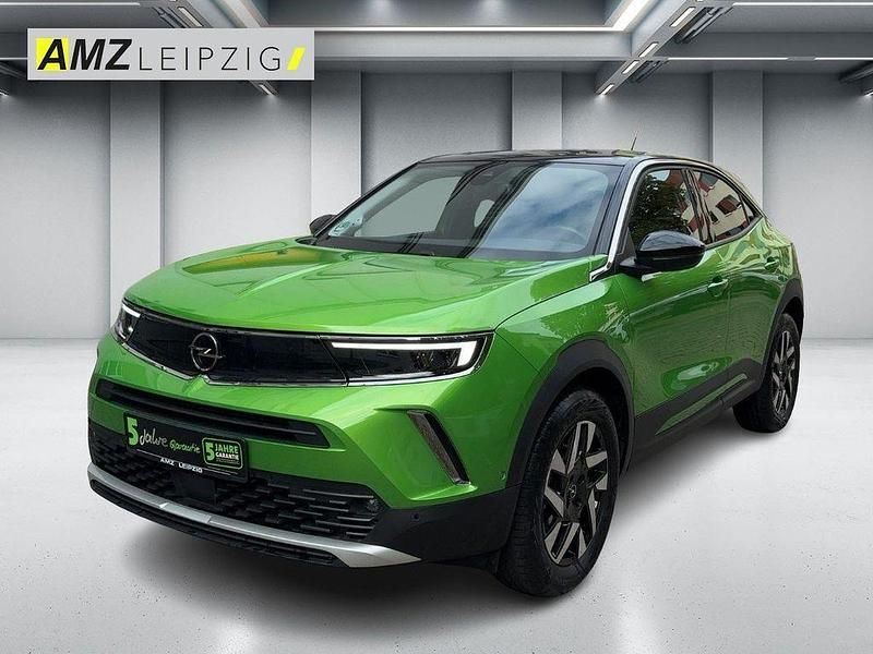 Matcha green/ikone gruen (metallic) Gebraucht 2022 Opel Mokka Elegance SUV | 17.895 € (Fairer Preis) - Bild 1/4