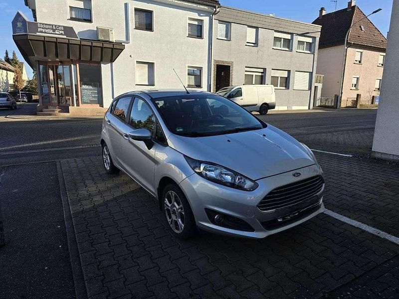 Gebraucht Ford Fiesta Trend 101 PS (74 kW) 2015 Silber Limousine