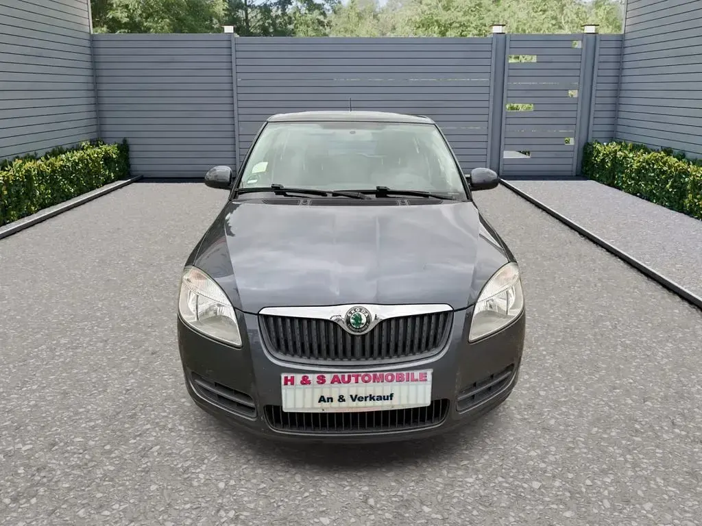 Gebraucht Skoda Fabia Family 60 PS (44 kW) 2012 Grau Limousine